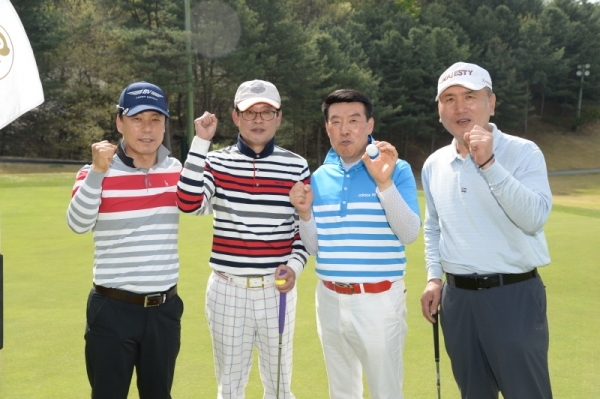 22일 용인 골드 CC에서 열린 2019 경제인 자선골프대회에서 홀인원을 한 황근순씨(오른쪽에서 두번째)와 조원들이 기념촬영을 하고 있다. 윤원규 수습기자