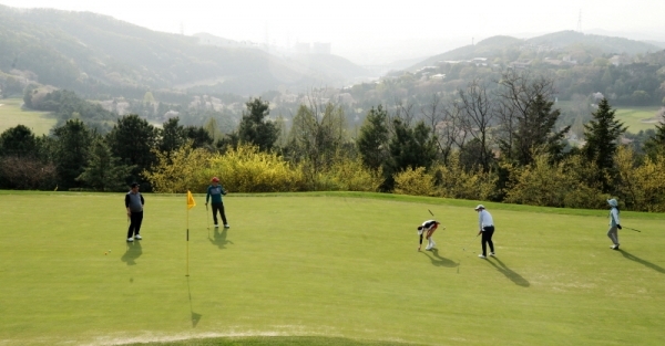 22일 용인 골드 CC에서 열린 2019 경제인 자선골프대회에 함께한 참가자들이 아름다운 필드에서 골프대회를 진행하고 있다. 윤원규 수습기자