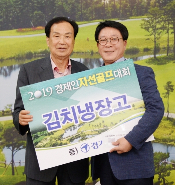 2019 경제인 자선골프 행사에서 경기일보 신선철 회장이 경품추첨 후 기념촬영을 하고 있다. 윤원규 수습기자