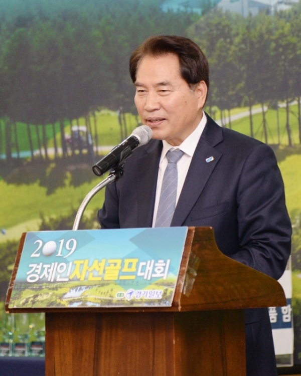 2019 경제인 자선골프 행사 만찬회 경품행사에서 백군기 용인시장이 인사말을 하고 있다. 윤원규 수습기자