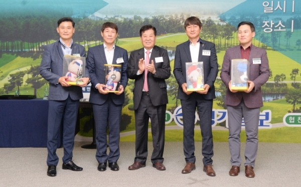 2019 경제인 자선골프 행사 만찬회 경품행사에서 경기일보 신항철 대표이사 사장이 신페리오팀 준우승 부분을 수상자들과 기념촬영을 하고 있다. 윤원규 수습기자