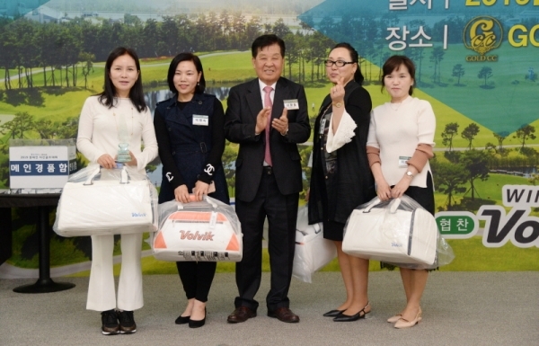 2019 경제인 자선골프 행사 만찬회 경품행사에서 경기일보 신항철 대표이사 사장이 신페리오팀 우승 부분을 수상자들과 기념촬영을 하고 있다. 윤원규 수습기자