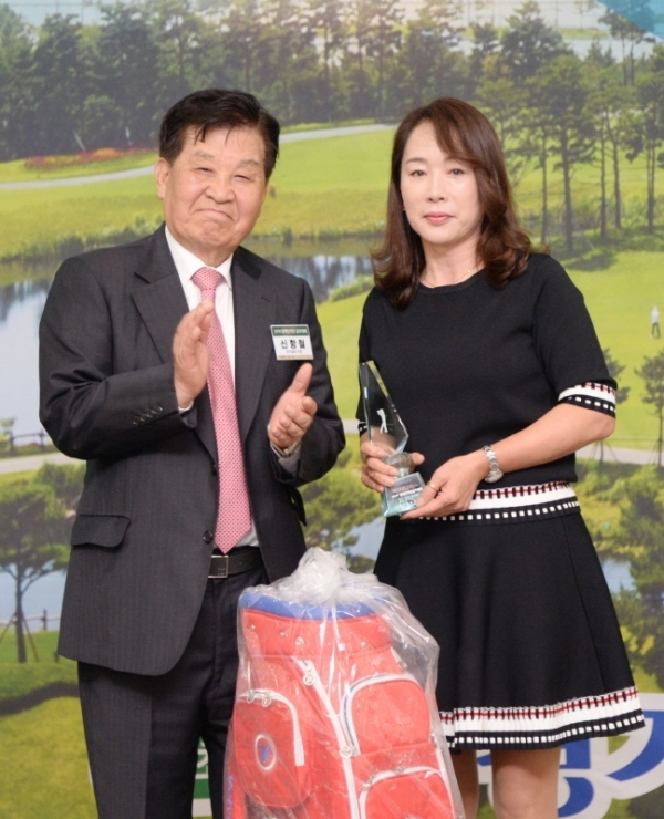 2019 경제인 자선골프 행사 만찬회 경품행사에서 경기일보 신항철 대표이사 사장이 메달리스트 여자부분을 수상하고 있다. 윤원규 수습기자