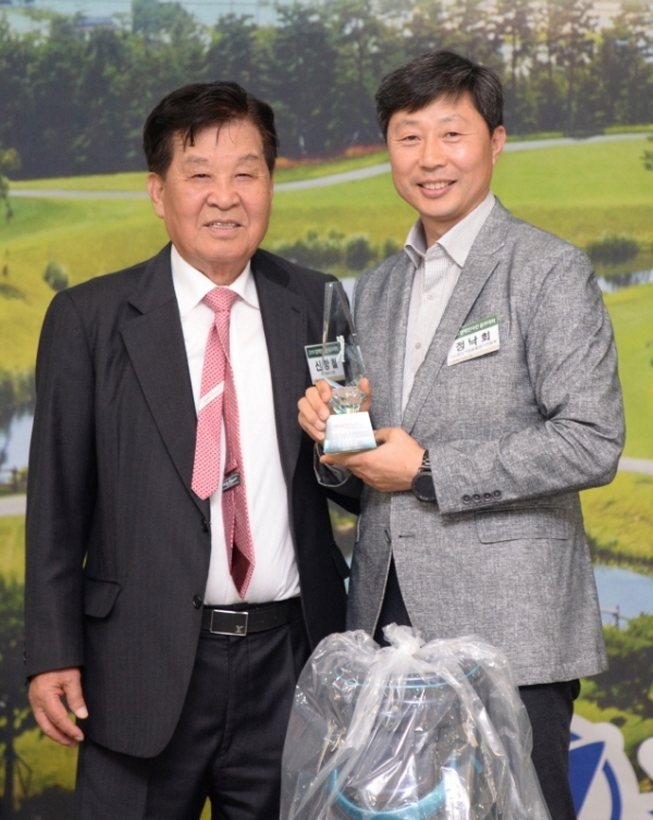 2019 경제인 자선골프 행사 만찬회 경품행사에서 경기일보 신항철 대표이사 사장이 메달리스트 남자부분을 수상하고 있다. 윤원규 수습기자
