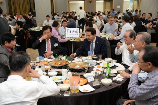 2019 경제인 자선골프 행사에서 열린 만찬회 경품행사에 백군기 용인시장, 경기일보 신항철 대표이사 사장 등 내빈들이 참가하고 있다. 윤원규 수습기자