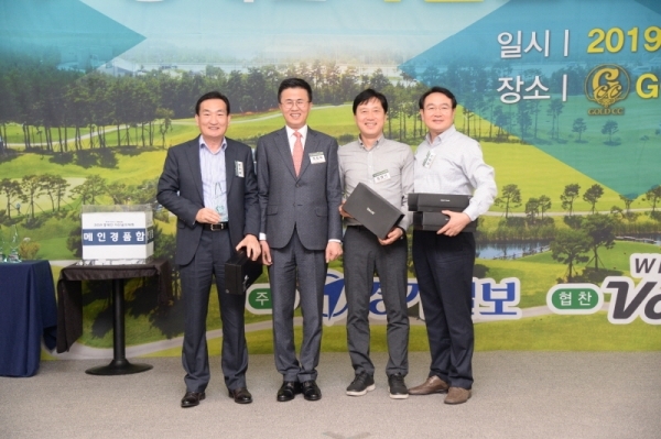 2019 경제인 자선골프 행사 만찬회 경품행사에서 세계일보 정희택 사장이 신페리오팀 단체 3위 수상자들과 기념촬영을 하고 있다. 윤원규 수습기자
