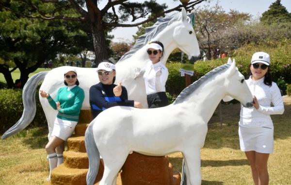 '2019 경제인 자선골프대회' 열린 22일 용인 골드CC에서 여성참가자들이 백마상과 함께 기념촬영을 하고 있다 . 경기일보 주최로 열린 이번 대회에는 64개팀 260여 명의 경제인 골프동호인들이 참가해 기량을 겨뤘다. 김시범기자
