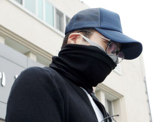 변종 마약을 상습적으로 투약한 혐의로 경찰에 체포된 고 정주영 현대그룹 명예회장 손자 정모(28)씨가 23일 구속 전 피의자 심문(영장실질심사)을 받고자 인천시 남동구 남동경찰서를 나서고 있다. 연합뉴스