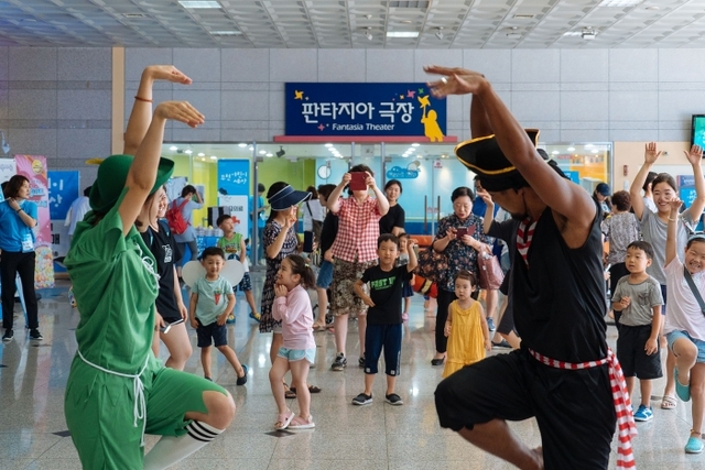 ▲ (사진3)지난해 열린 ‘2018 부천어린이세상’의 출연진이 재미있는 포즈를 취하고 있다