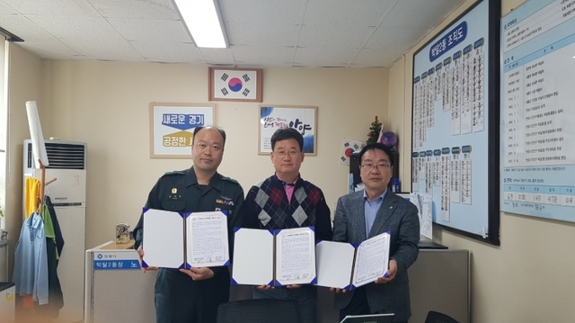 노상호 박달2동장, 박종일 지역사회보장협의체위원장, 강석진 박달2동대장이 업무협약을 체결한 뒤 기념촬영을 하고 있다. 안양시 제공
