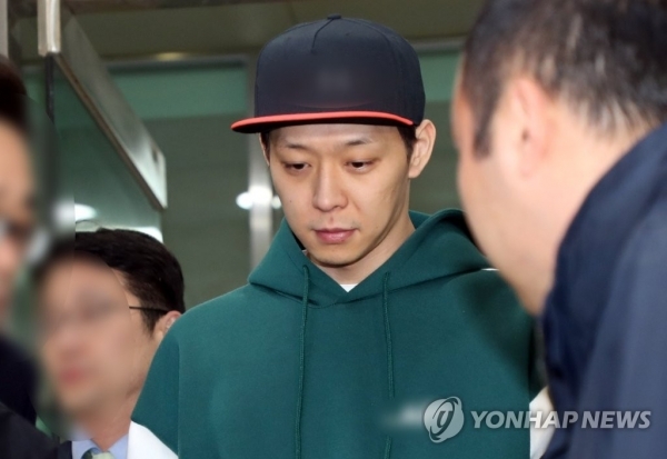 가수 겸 배우 박유천(33) 씨가 마약 투약 혐의에 대한 경찰 조사를 마치고 18일 오후 경기도 수원시 경기남부지방경찰청에서 나오고 있다. 연합뉴스