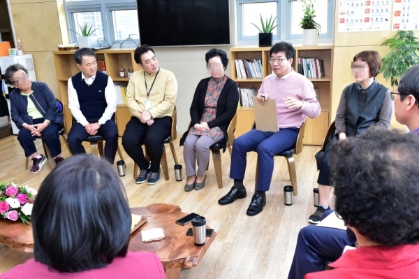 지난해 4월 영통구치매안심센터를 찾은 염태영 시장(오른쪽 2번째), 박능후 장관.
