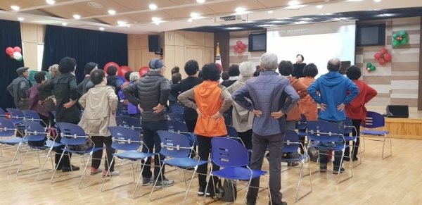 ‘영통 수다 하모니’ 단원 어르신들이 발성연습을 하고 있다.