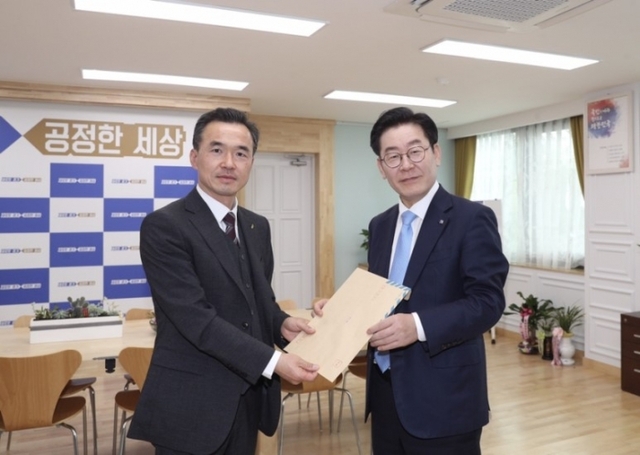 ▲ 이재명 도지사를 만나 건의하는 이항진 여주시장 (1)