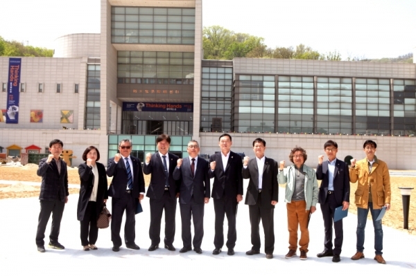 이천세라피아 운영 활성화 사전협의체 회의에 참석한 관계자들이 기념촬영을 하고 있다