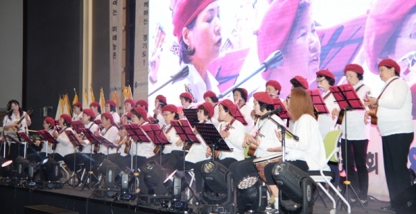 23일 오후 수원컨벤션센터 컨벤션홀에서 ‘농촌여성리더 한마음대회’가 ‘농촌여성 혁신성장 우리 손으로, 여성농업리더 경기도생활개선회’를 주제로 열렸다.오산시 우키통기팀이 우쿠렐레로 식전공연을 하고 있다. 윤원규 수습기자