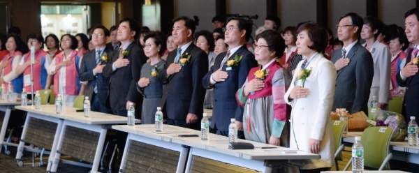 23일 오후 수원컨벤션센터 컨벤션홀에서 ‘농촌여성리더 한마음대회’가 ‘농촌여성 혁신성장 우리 손으로, 여성농업리더 경기도생활개선회’를 주제로 열렸다. 안혜영 경기도의회 부의장, 김석철 경기도농업기술원장, 이화숙 한국생활개선경기도연합회장 등 내빈들과 1천여 생활개선회회원들이 함께 기념촬영을 하고 있다. 윤원규 수습기자