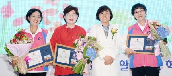 23일 오후 수원컨벤션센터 컨벤션홀에서 ‘농촌여성리더 한마음대회’가 ‘농촌여성 혁신성장 우리 손으로, 여성농업리더 경기도생활개선회’를 주제로 열렸다. 안혜영 경기도의회 부의장이 도지사표창 회원들과 함께 기념촬영을 하고 있다. 윤원규 수습기자