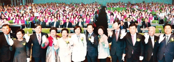 안혜영 경기도의회 부의장, 김석철 경기도농업기술원장, 이화숙 한국생활개선경기도연합회장 등 내빈과 1천여 참석자들이 ‘농촌여성리더 한마음대회’를 마친 뒤 손을 들어 기념촬영을 하고 있다. 윤원규 수습기자