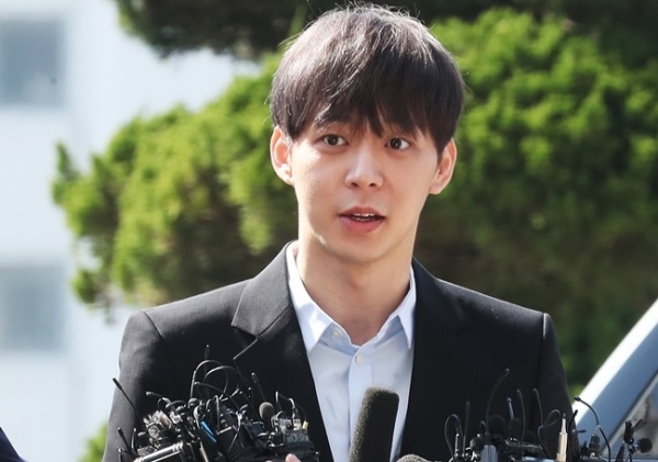 조사를 위해 경찰에 출석한 가수 겸 배우 박유천. 연합뉴스
