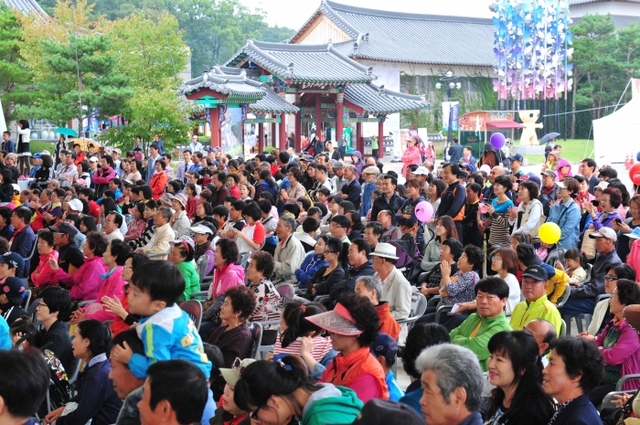 ▲ 도자기 축제장을 가득 매운 관광객들
