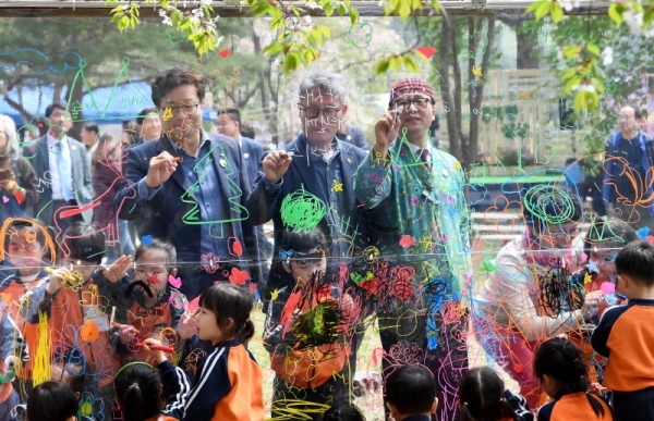 24일 수원 국립산림과학원에서 열린 숲속 공연 토크콘서트에서 염태영 수원시장 등이 '수원시민과 함께하는 행복한 도시 숲 이야기'란 주제로 토크콘서트를 마친 후 투명 아크릴판에 자연을 그리고 있다. 김시범기자