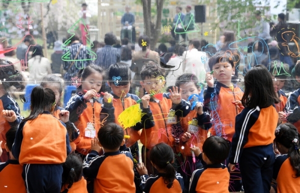 24일 수원 국립산림과학원에서 열린 숲속 공연 토크콘서트에서 아이들이 투명 아크릴벽에 자연을 그리고 있다. 김시범기자