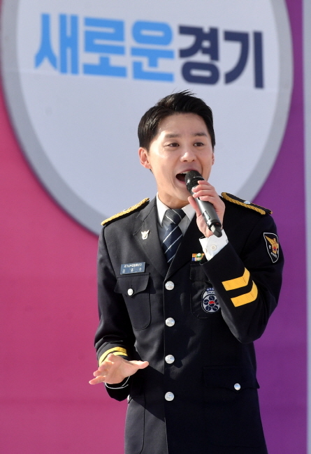 ▲ 제1회 경기도민의 날 행사가 열린 18일 동양대학교(동두천 미군반환 공여지)에서 경기경찰청 홍보단 소속 김준수가 멋진 축하공연을 하고 있다.  김시범기자