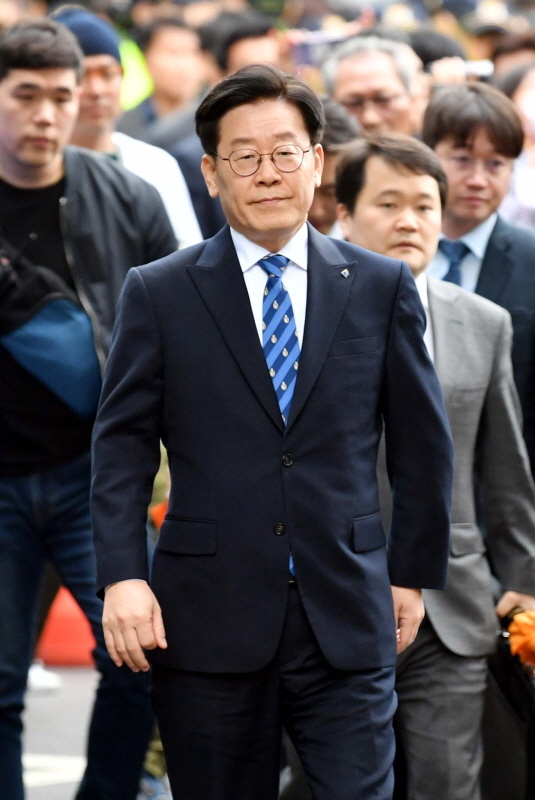 공직선거법상 허위사실 공표와 직권남용권리행사방해 혐의 등으로 기소된 이재명 경기도지사가 25일 오후 수원지방법원 성남지원에서 열린 결심공판에 출석하고 있다. 김시범기자