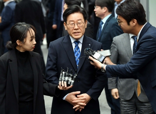 공직선거법상 허위사실 공표와 직권남용권리행사방해 혐의 등으로 기소된 이재명 경기도지사가 25일 오후 수원지방법원 성남지원에서 열린 결심공판에 출석하며 취재진의 질문에 답하고 있다. 김시범기자