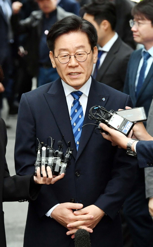 공직선거법상 허위사실 공표와 직권남용권리행사방해 혐의 등으로 기소된 이재명 경기도지사가 25일 오후 수원지방법원 성남지원에서 열린 결심공판에 출석하며 취재진의 질문에 답하고 있다. 김시범기자