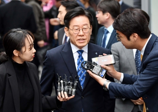 공직선거법상 허위사실 공표와 직권남용권리행사방해 혐의 등으로 기소된 이재명 경기도지사가 25일 오후 수원지방법원 성남지원에서 열린 결심공판에 출석하며 취재진의 질문에 답하고 있다. 김시범기자