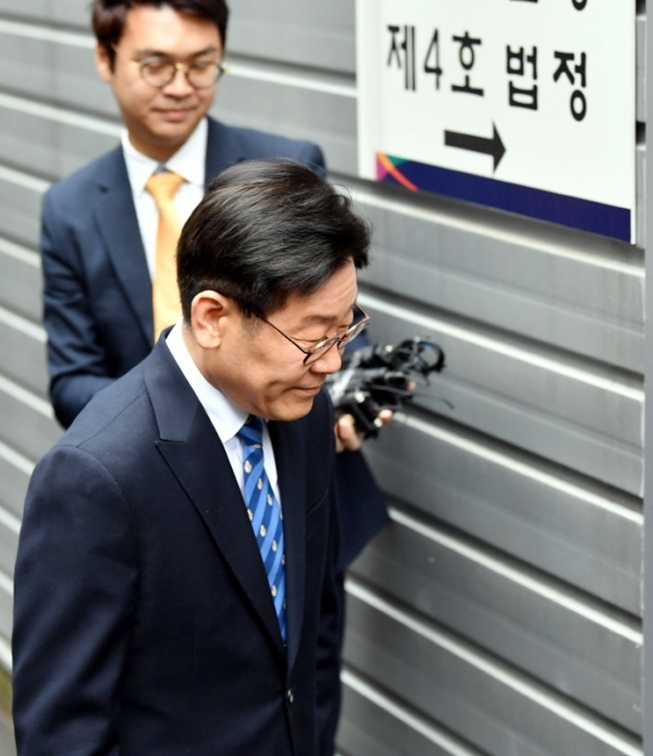 공직선거법상 허위사실 공표와 직권남용권리행사방해 혐의 등으로 기소된 이재명 경기도지사가 25일 오후 수원지방법원 성남지원에서 열린 결심공판에 출석하고 있다. 김시범기자