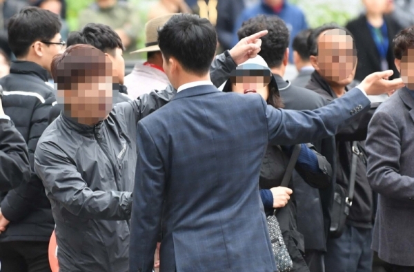25일 오후 이재명 경기도지사가 출석한 수원지방법원 성남지원에서 이 지사 지지세력과 반대세력이 서로 실랑이를 벌이고 있다.  김시범기자