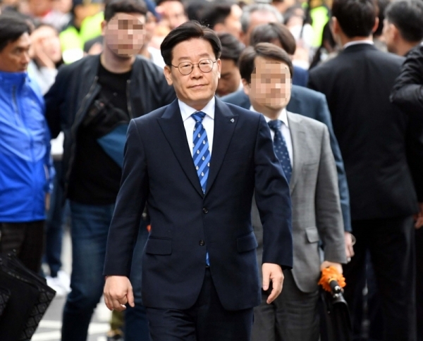 공직선거법상 허위사실 공표와 직권남용권리행사방해 혐의 등으로 기소된 이재명 경기도지사가 25일 오후 수원지방법원 성남지원에서 열린 결심공판에 출석하고 있다. 김시범기자