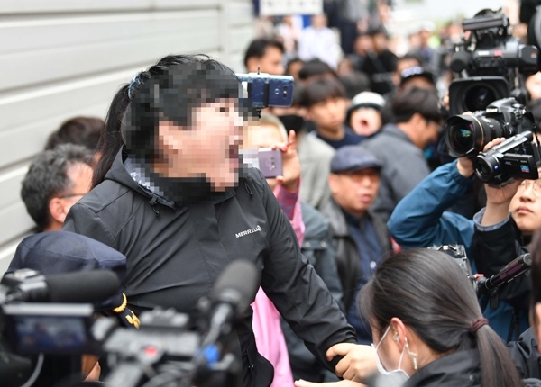25일 오후 이재명 경기도지사가 출석한 수원지방법원 성남지원에서 이 지사 지지세력과 반대세력이 서로 실랑이를 벌이고 있다.  김시범기자