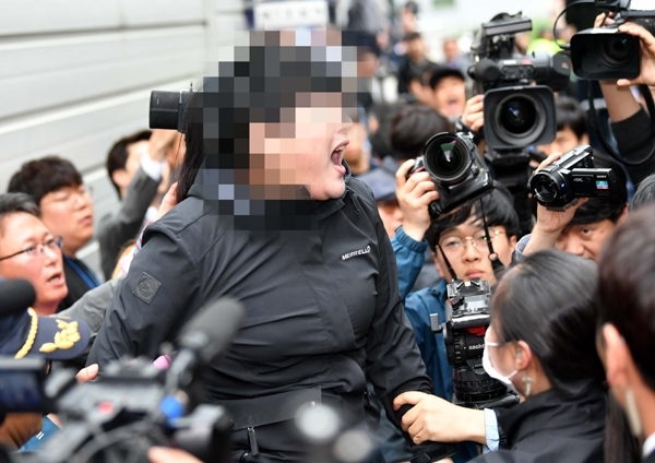 25일 오후 이재명 경기도지사가 출석한 수원지방법원 성남지원에서 이 지사 지지세력과 반대세력이 서로 실랑이를 벌이고 있다.  김시범기자