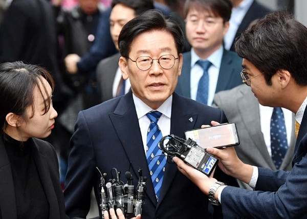 공직선거법상 허위사실 공표와 직권남용권리행사방해 혐의 등으로 기소된 이재명 경기도지사가 25일 오후 수원지방법원 성남지원에서 열린 결심공판에 출석하며 취재진의 질문에 답하고 있다. 김시범기자