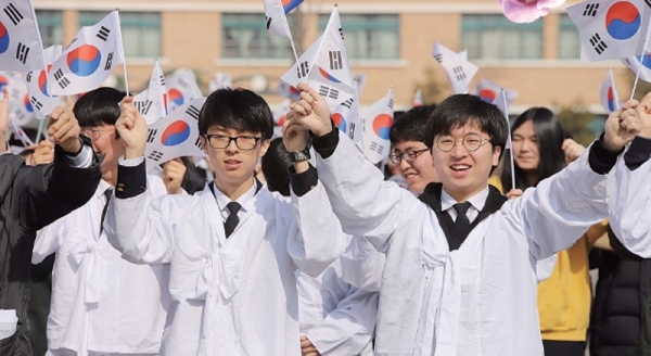 성남 낙생고 학생들이 교내 항일운동 만세 시위지에서 3·1 만세운동을 재연하고 있다. 경기도교육청 제공
