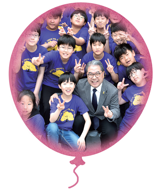 100돌 생일잔치에서 만난 가평 미원초교 학생들과 이재정 교육감.