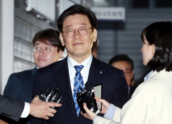 공직선거법상 허위사실 공표와 직권남용권리행사방해 혐의 등으로 기소된 이재명 경기지사가 25일 오후 수원지방법원 성남지원에서 열린 결심공판을 마치고 나와 취재진의 질문에 답하고 있다. 김시범기자