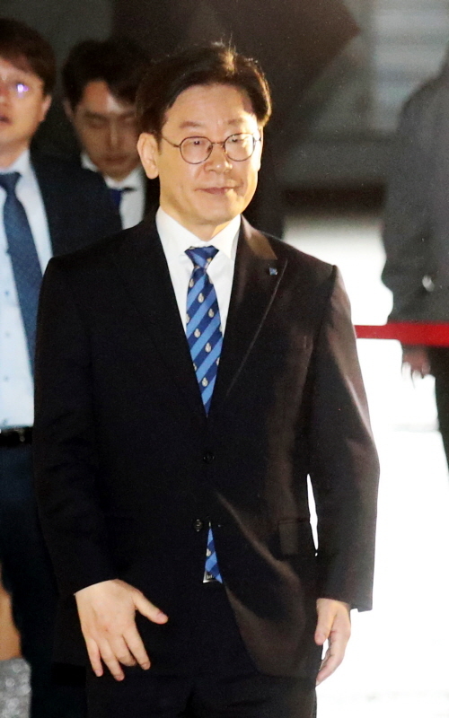 공직선거법상 허위사실 공표와 직권남용권리행사방해 혐의 등으로 기소된 이재명 경기지사가 25일 오후 수원지방법원 성남지원에서 열린 결심공판을 마치고 나와 취재진의 질문에 답하고 있다. 김시범기자