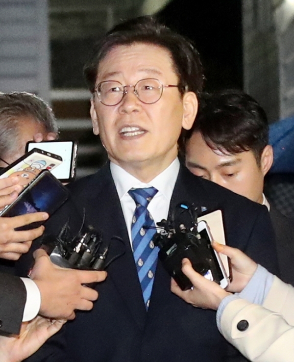 공직선거법상 허위사실 공표와 직권남용권리행사방해 혐의 등으로 기소된 이재명 경기지사가 25일 오후 수원지방법원 성남지원에서 열린 결심공판을 마치고 나와 취재진의 질문에 답하고 있다. 김시범기자