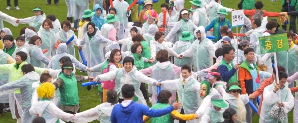 25일 오후 인천문학경기장 보조경기장에서 열린 '새마을의 날 기념식 및 새마을지도자 한마음 체육대회'에서 새마을지도자들이 손을 잡고 원을 만드는 게임을 하고 있다.조주현기자