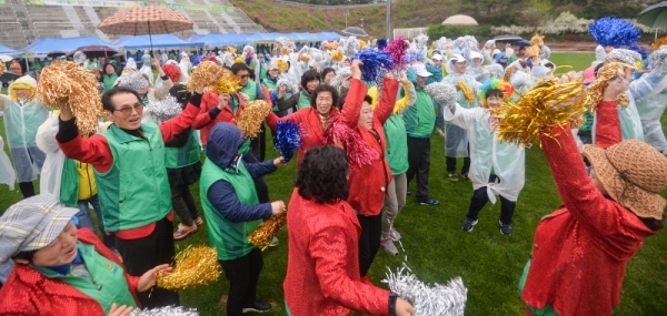 25일 오후 인천문학경기장 보조경기장에서 열린 '새마을의 날 기념식 및 새마을지도자 한마음 체육대회'에서 새마을지도자들 열띤 응원을 하고 있다.조주현기자