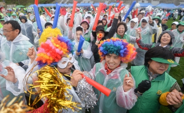 25일 오후 인천문학경기장 보조경기장에서 열린 '새마을의 날 기념식 및 새마을지도자 한마음 체육대회'에서 새마을지도자들 열띤 응원을 하고 있다.조주현기자