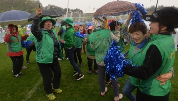 25일 오후 인천문학경기장 보조경기장에서 열린 '새마을의 날 기념식 및 새마을지도자 한마음 체육대회'에서 새마을지도자들 열띤 응원을 하고 있다.조주현기자