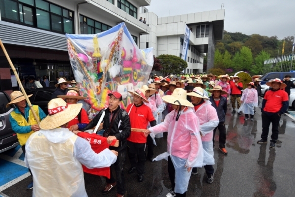 개 불법 사육, 도축 등에 대한 경기도특별사법경찰단의 집중 단속에 반발한 육견 단체 회원들이 25일 경기도청 안으로 난입해 상여를 든 채 농성을 벌이고 있다. 시위대는 이날 육견 사육 합법화 등으로 요구하며 도청과 도의회 청사 점거를 시도했다.  김시범기자