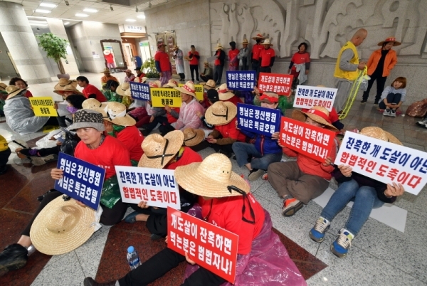 개 불법 사육, 도축 등에 대한 경기도특별사법경찰단의 집중 단속에 반발한 육견 단체 회원들이 25일 경기도청 안으로 난입해 상여를 든 채 농성을 벌이고 있다. 시위대는 이날 육견 사육 합법화 등으로 요구하며 도청과 도의회 청사 점거를 시도했다.  김시범기자