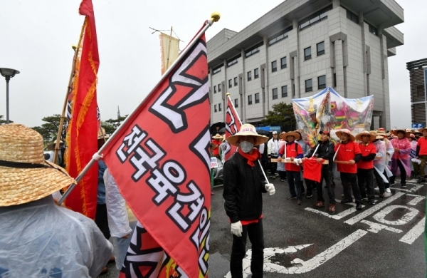 개 불법 사육, 도축 등에 대한 경기도특별사법경찰단의 집중 단속에 반발한 육견 단체 회원들이 25일 경기도청 안으로 난입해 상여를 든 채 농성을 벌이고 있다. 시위대는 이날 육견 사육 합법화 등으로 요구하며 도청과 도의회 청사 점거를 시도했다.  김시범기자